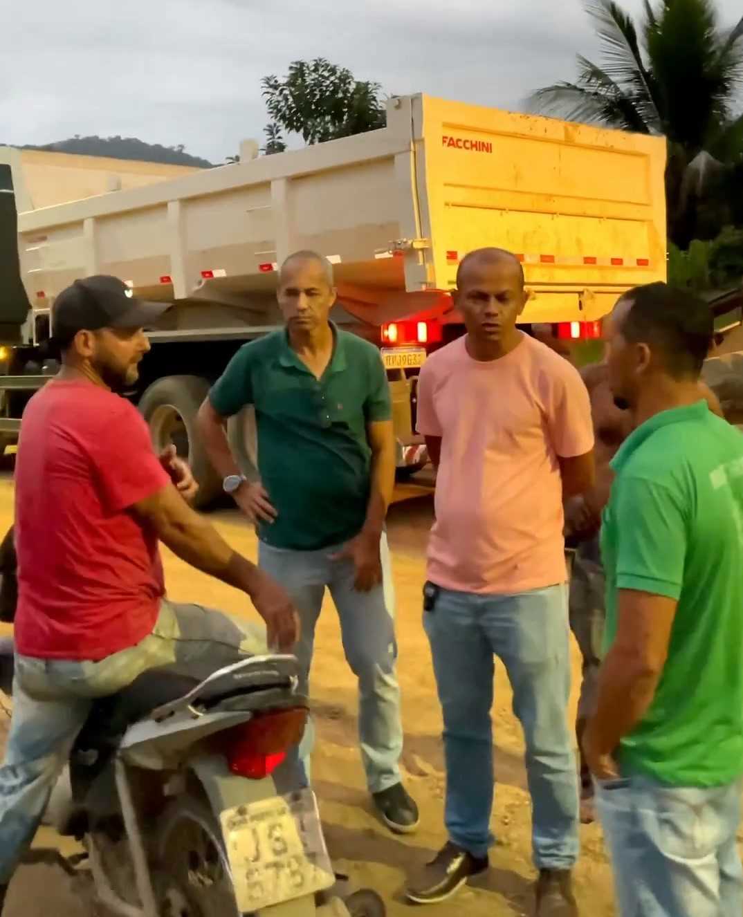 Camacã: Portelinhas de Camacã e São João do Panelinha recebem patrolamento e cascalho